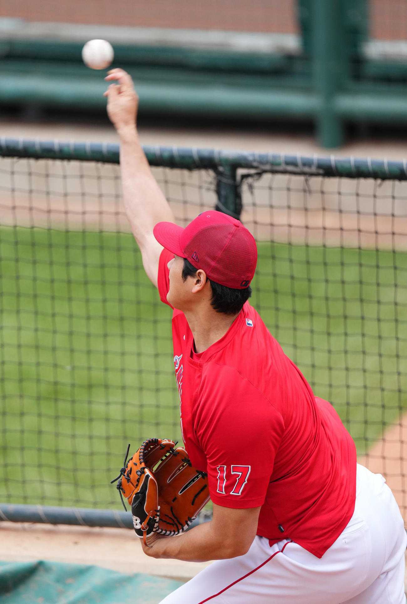 エンゼルス対マーリンズ　ブルペンで投球練習をするエンゼルス大谷（撮影・菅敏）