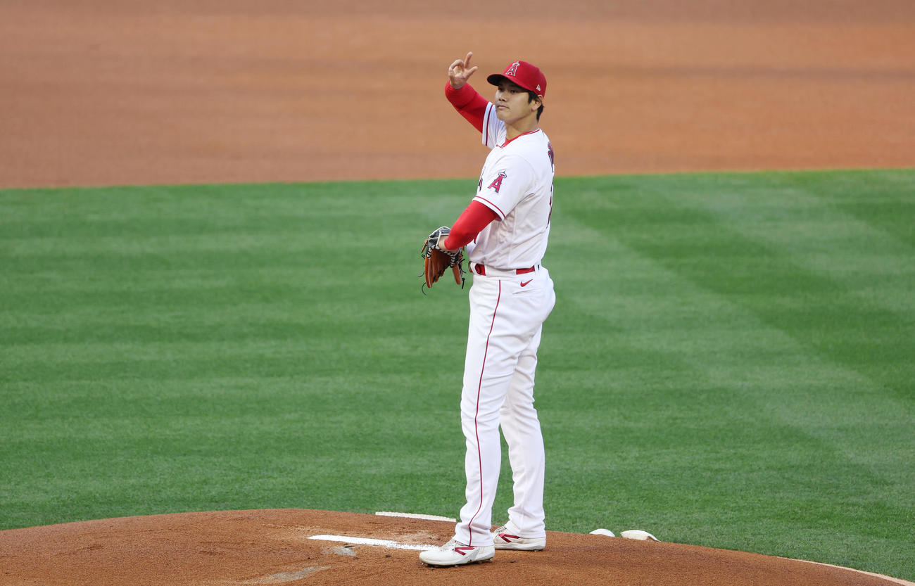 エンゼルス対マーリンズ　1回表、マウンドに上がりVサインを見せるエンゼルス大谷（撮影・前田充）