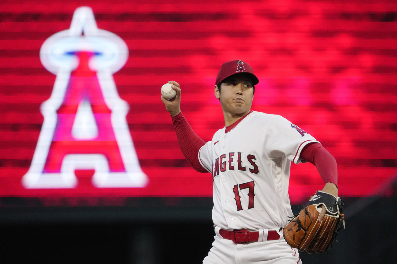 3回にウォームアップするエンゼルス大谷翔平（AP）