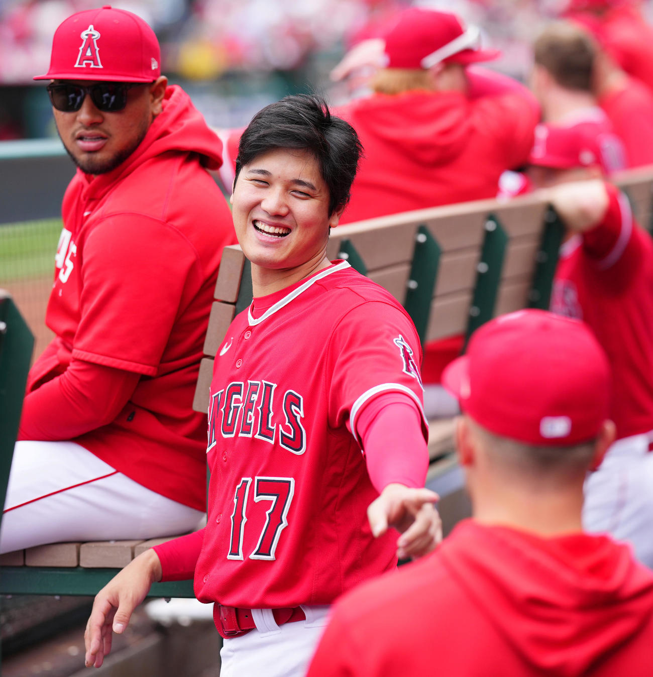 エンゼルス対マーリンズ　試合中、ベンチでナインと笑顔で話すエンゼルス大谷（撮影・菅敏）
