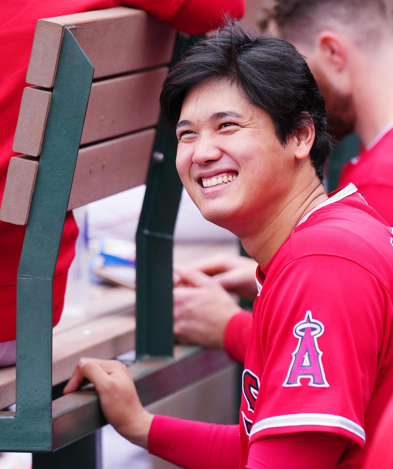 エンゼルス対マーリンズ　試合中、ベンチでナインと笑顔で話すエンゼルス大谷（撮影・菅敏）