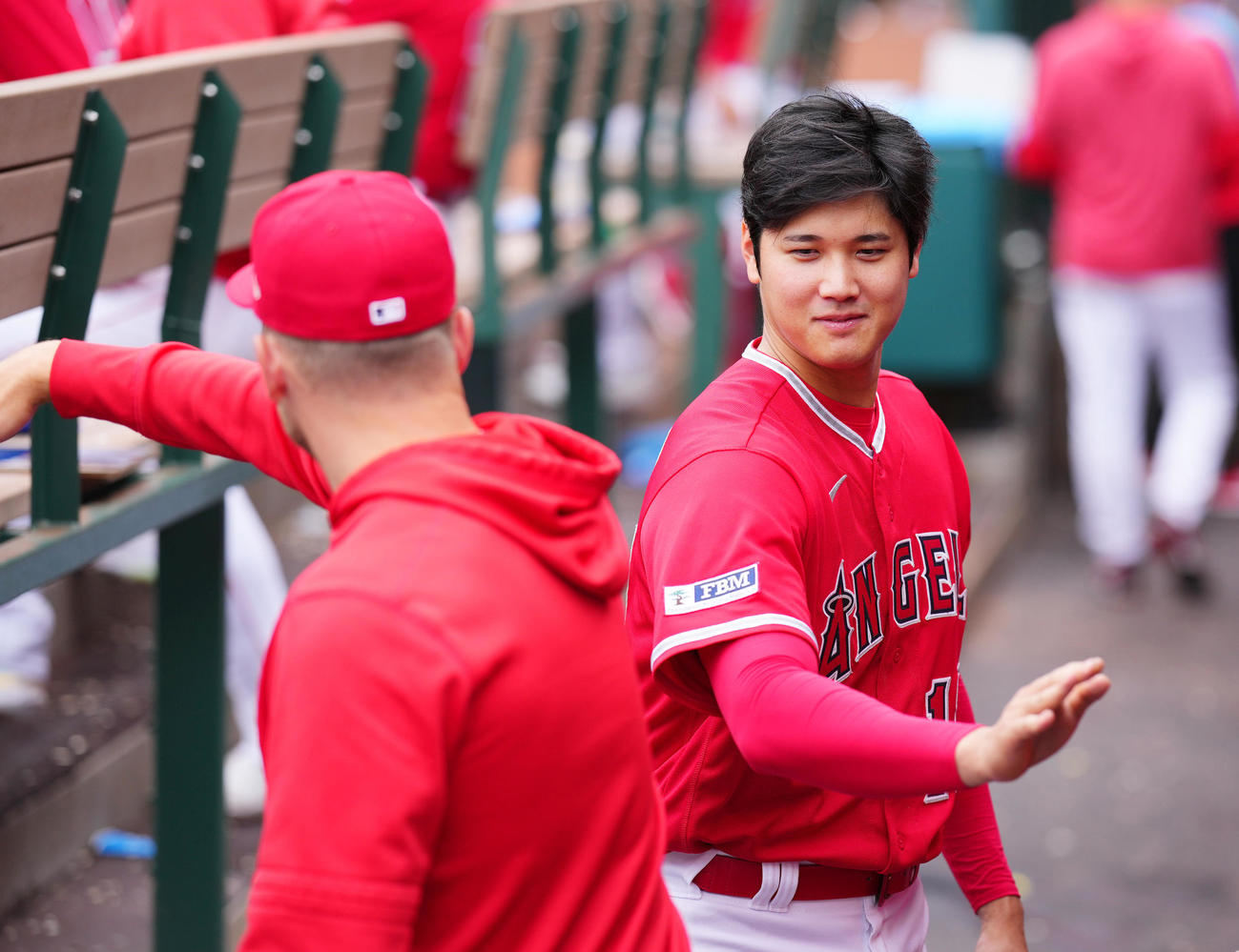 エンゼルス対マーリンズ　試合中、ベンチでナインとポーズをとるエンゼルス大谷（右）（撮影・菅敏）