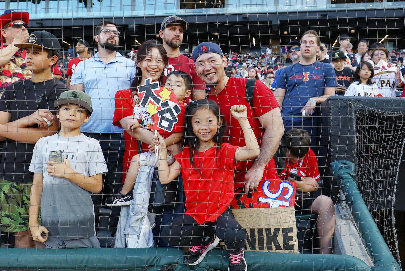 ホワイトソックス対エンゼルス　試合前、エンゼルス大谷の登場を待つファンら（撮影・前田充）