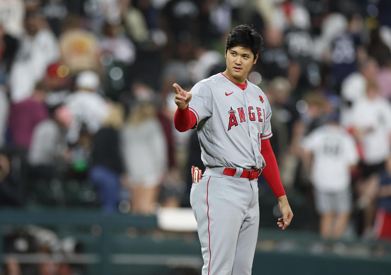 ホワイトソックス対エンゼルス　ホワイトソックスに勝利し、ナインを出迎えるエンゼルス大谷（撮影・前田充）