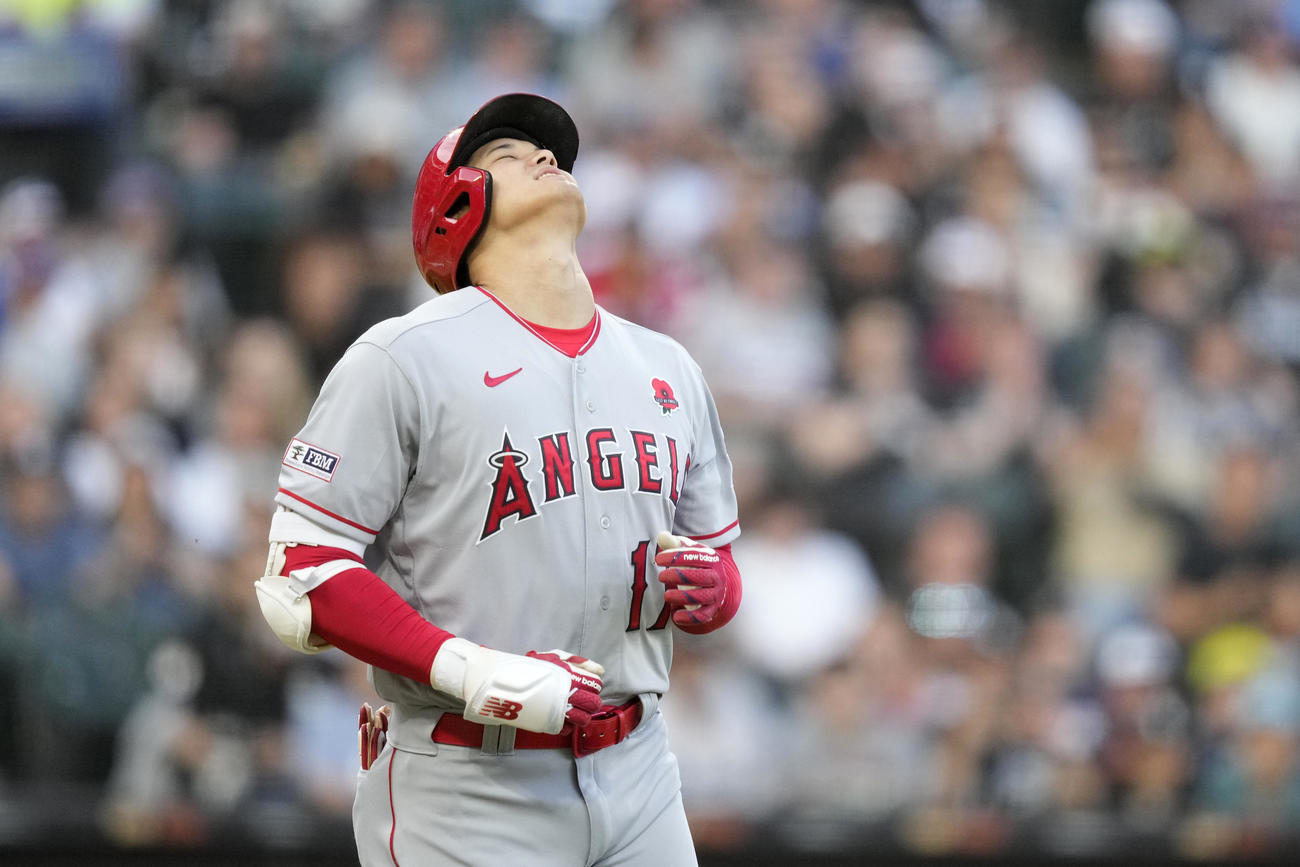 第1打席、死球に天をあおぐエンゼルス大谷翔平（AP）