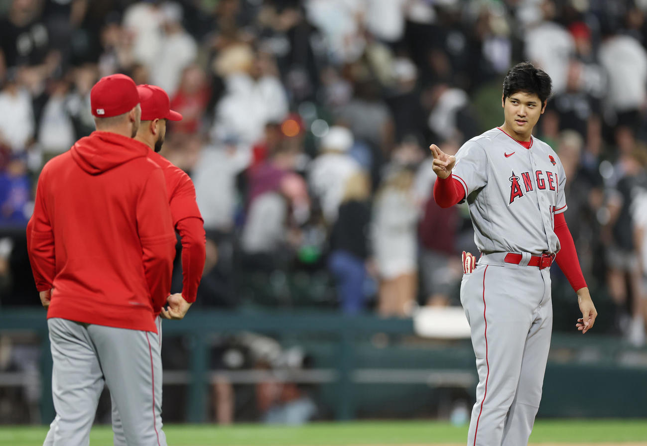 ホワイトソックス対エンゼルス　ホワイトソックスに勝利し、ナインを出迎えるエンゼルス大谷（撮影・前田充）