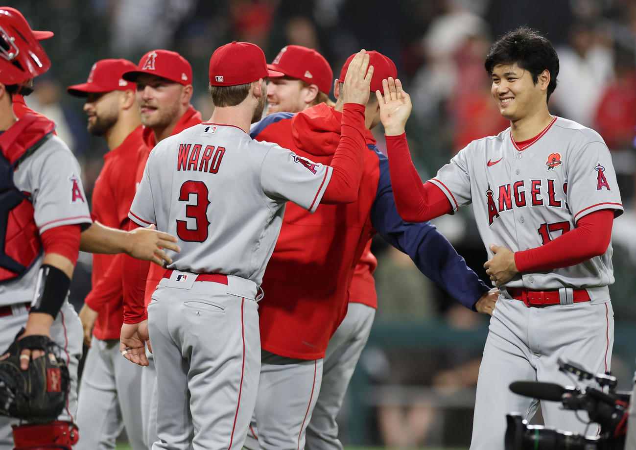 ホワイトソックス対エンゼルス　ホワイトソックスに勝利し、ナインとタッチを交わして喜ぶエンゼルス大谷（右端）（撮影・前田充）
