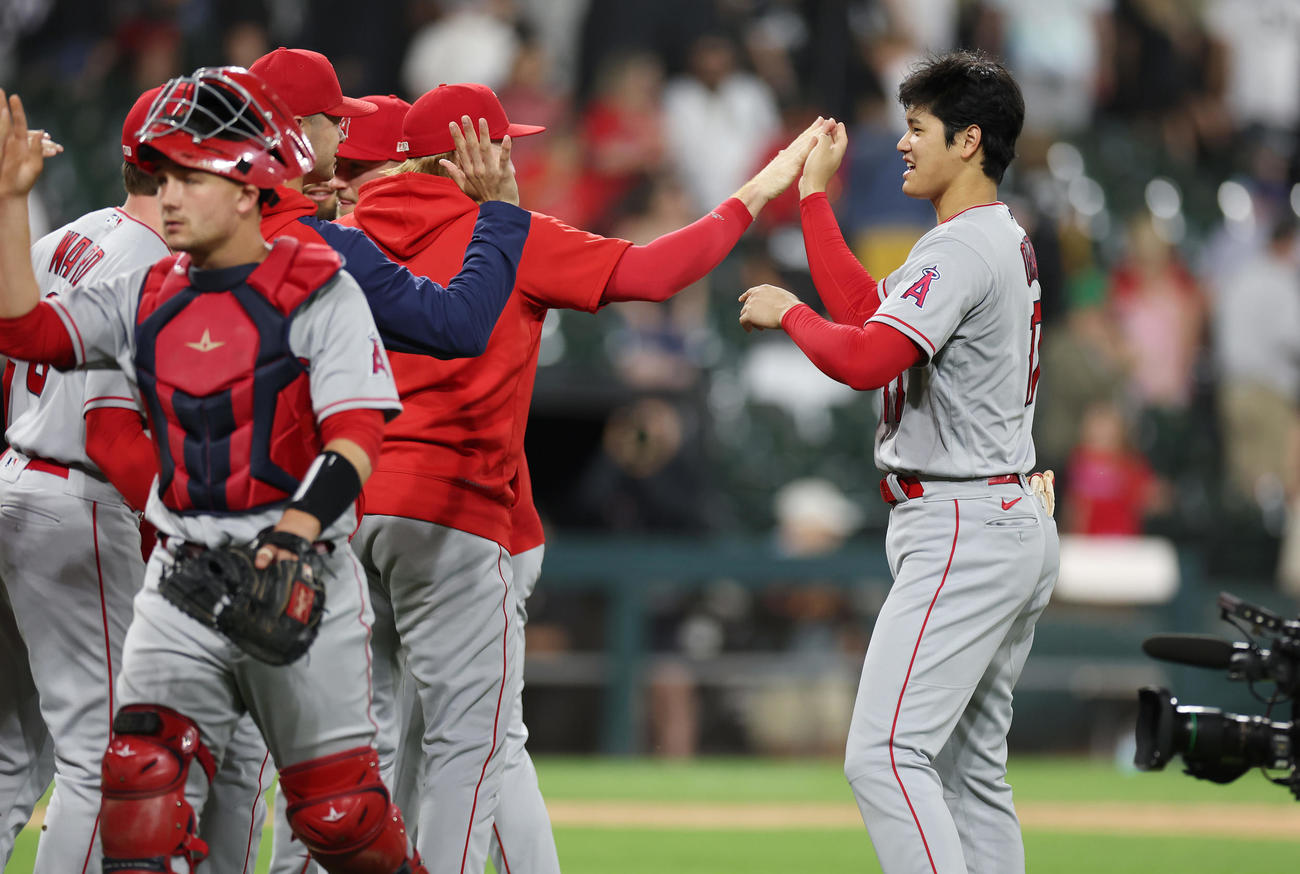 ホワイトソックス対エンゼルス　ホワイトソックスに勝利し、ナインとタッチを交わして喜ぶエンゼルス大谷（右端）（撮影・前田充）