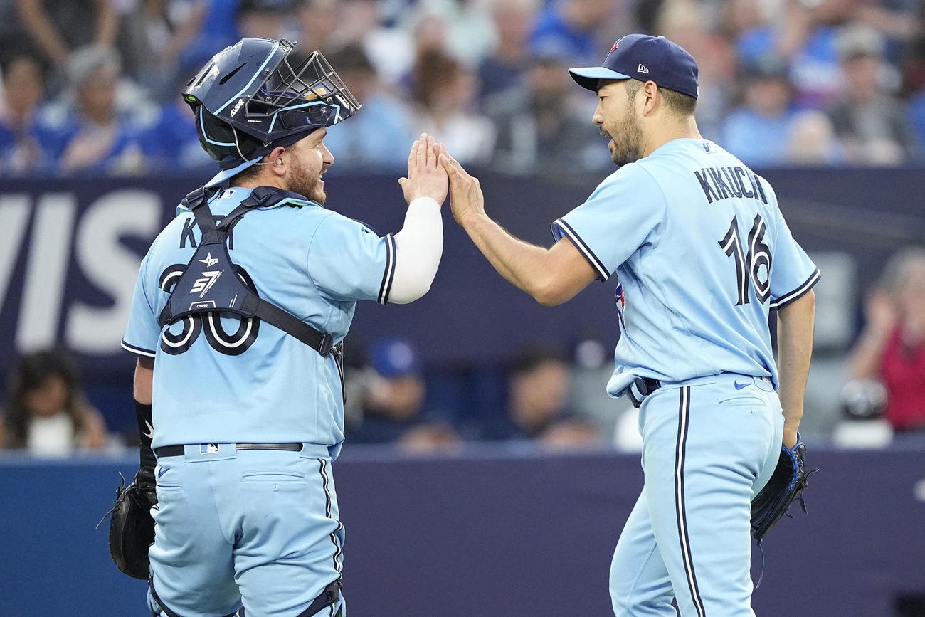 4回、500奪三振を達成し、捕手に祝福されるブルージェイズ菊池（USA TODAY）