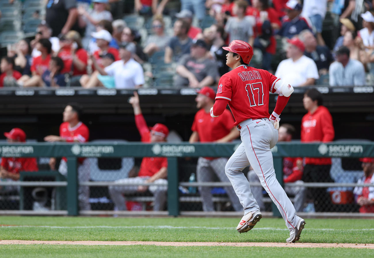 ホワイトソックス対エンゼルス　4回表エンゼルス1死二塁、右中間へ2打席連続となる2点本塁打を放つ大谷（撮影・前田充）