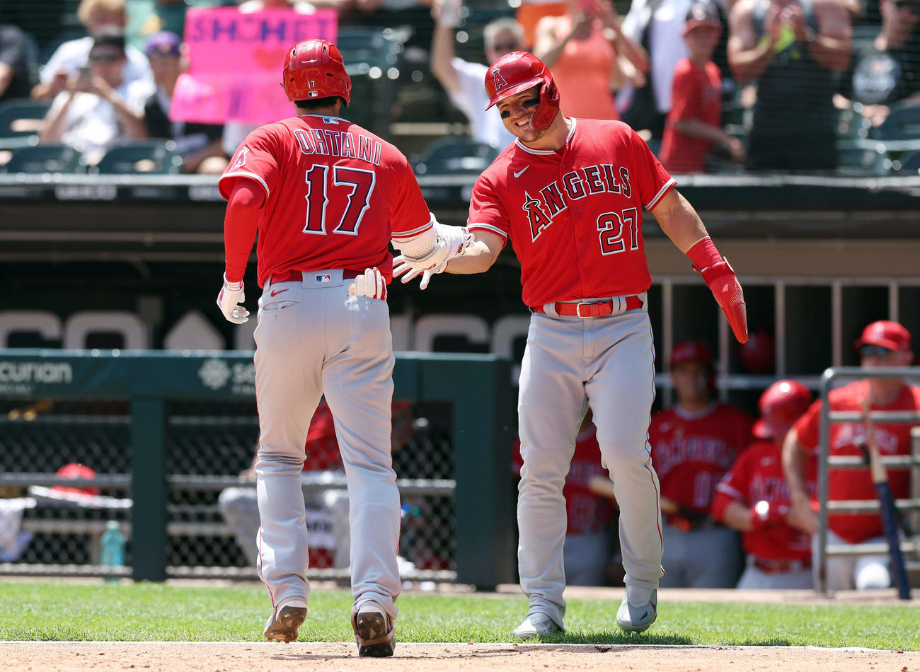 ホワイトソックス対エンゼルス　3回表エンゼルス1死一塁、中越え2点本塁打を放った大谷（左）を迎えるトラウト（撮影・前田充）
