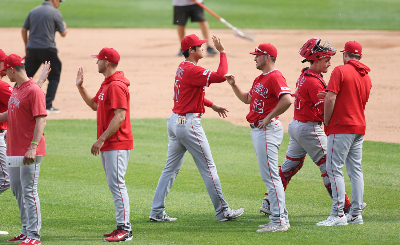 ホワイトソックス対エンゼルス　ホワイトソックスに勝利し、ナインとタッチを交わす大谷（中央）（撮影・前田充）