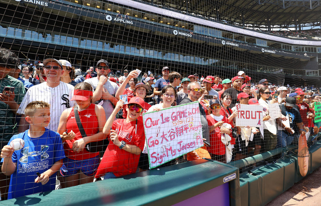 ホワイトソックス対エンゼルス　ボードを掲げて試合開始を待つファンたち（撮影・前田充）