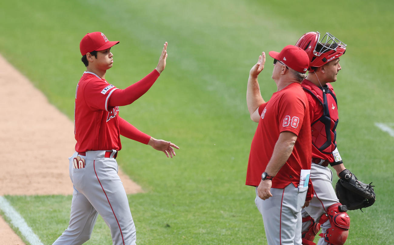 ホワイトソックス対エンゼルス　ホワイトソックスに勝利し、ネビン監督（中央）とタッチを交わす大谷（撮影・前田充）