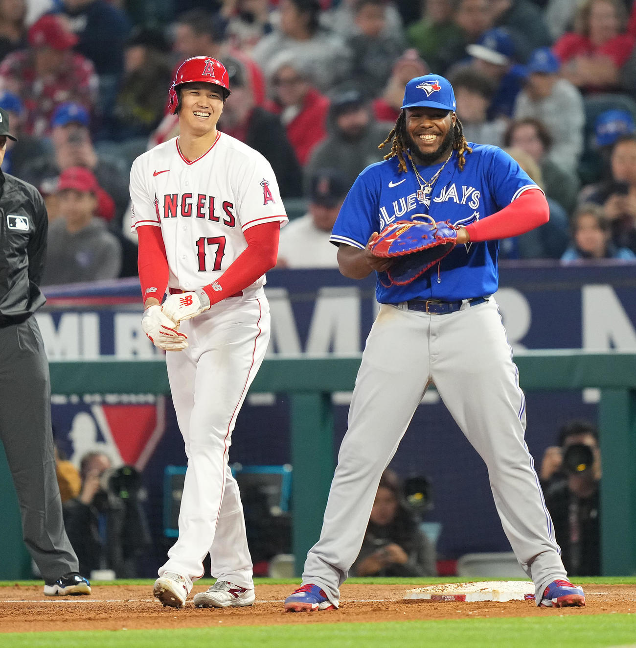 4月8日、塁上でエンゼルス大谷と笑顔で話すブルージェイズ・ゲレロ（右）（撮影・菅敏）