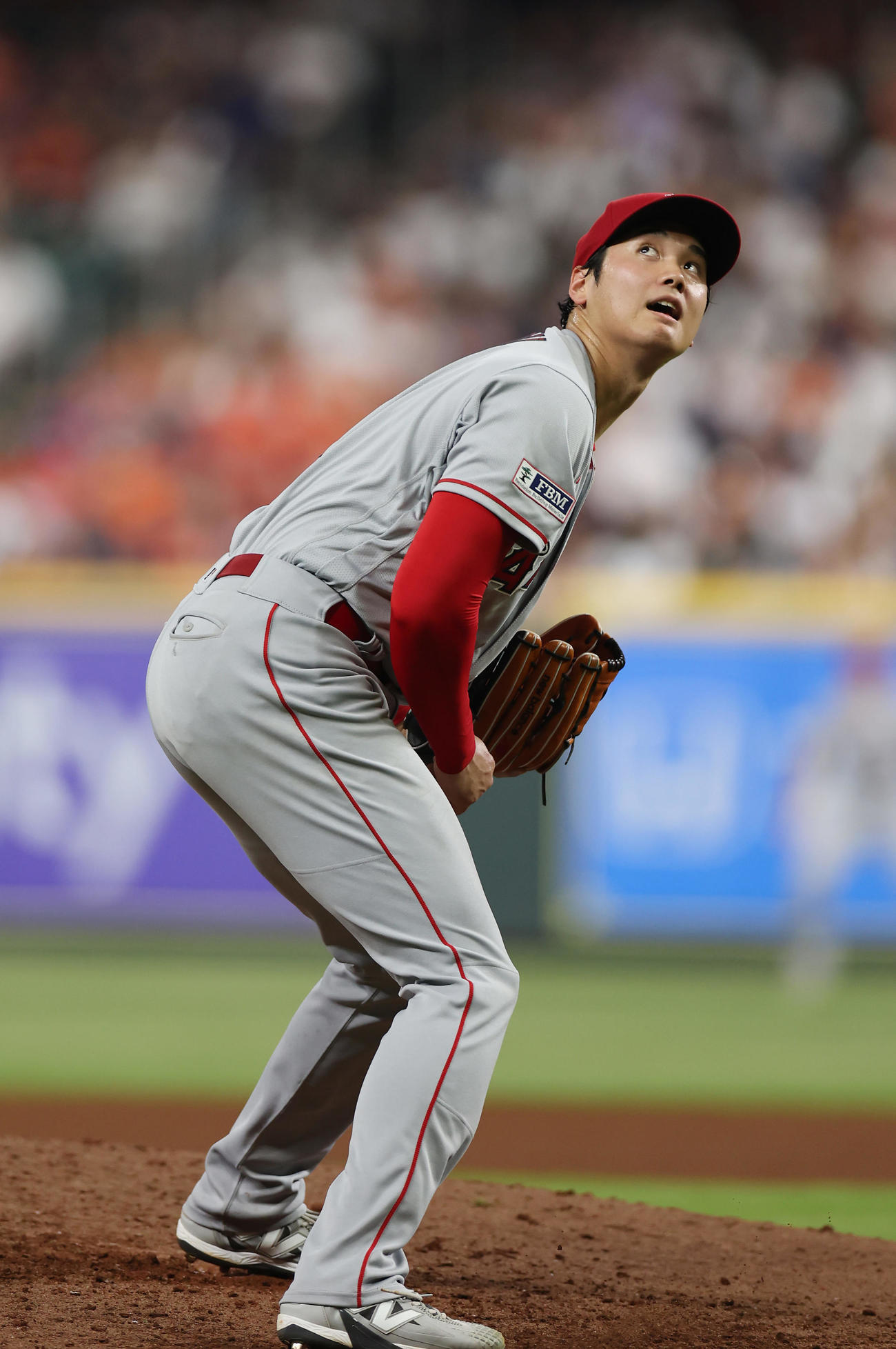 アストロズ対エンゼルス　6回裏アストロズ2死一塁、ジュルクスに2点本塁打を浴びる大谷（撮影・前田充）