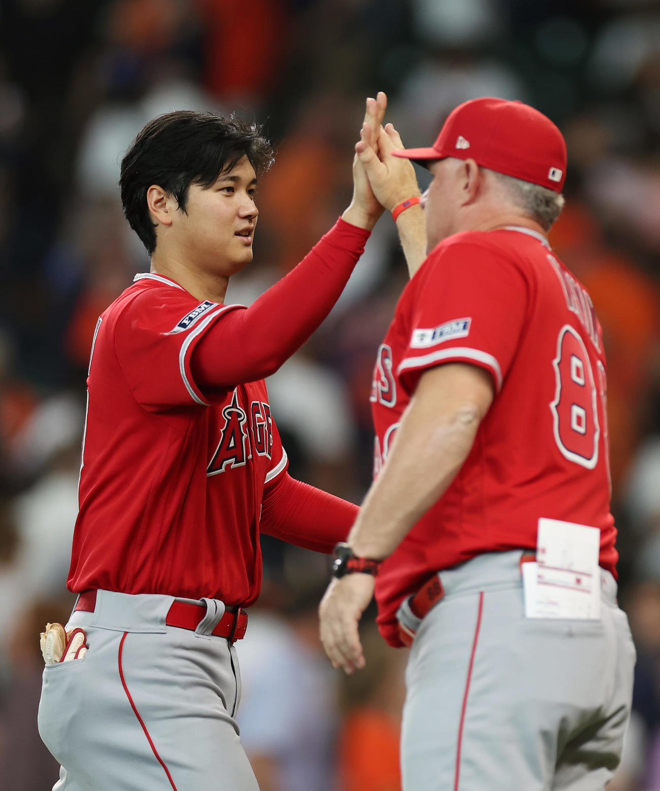 アストロズ対エンゼルス　アストロズに勝利し、ネビン監督（右）とタッチを交わすエンゼルス大谷（撮影・前田充）