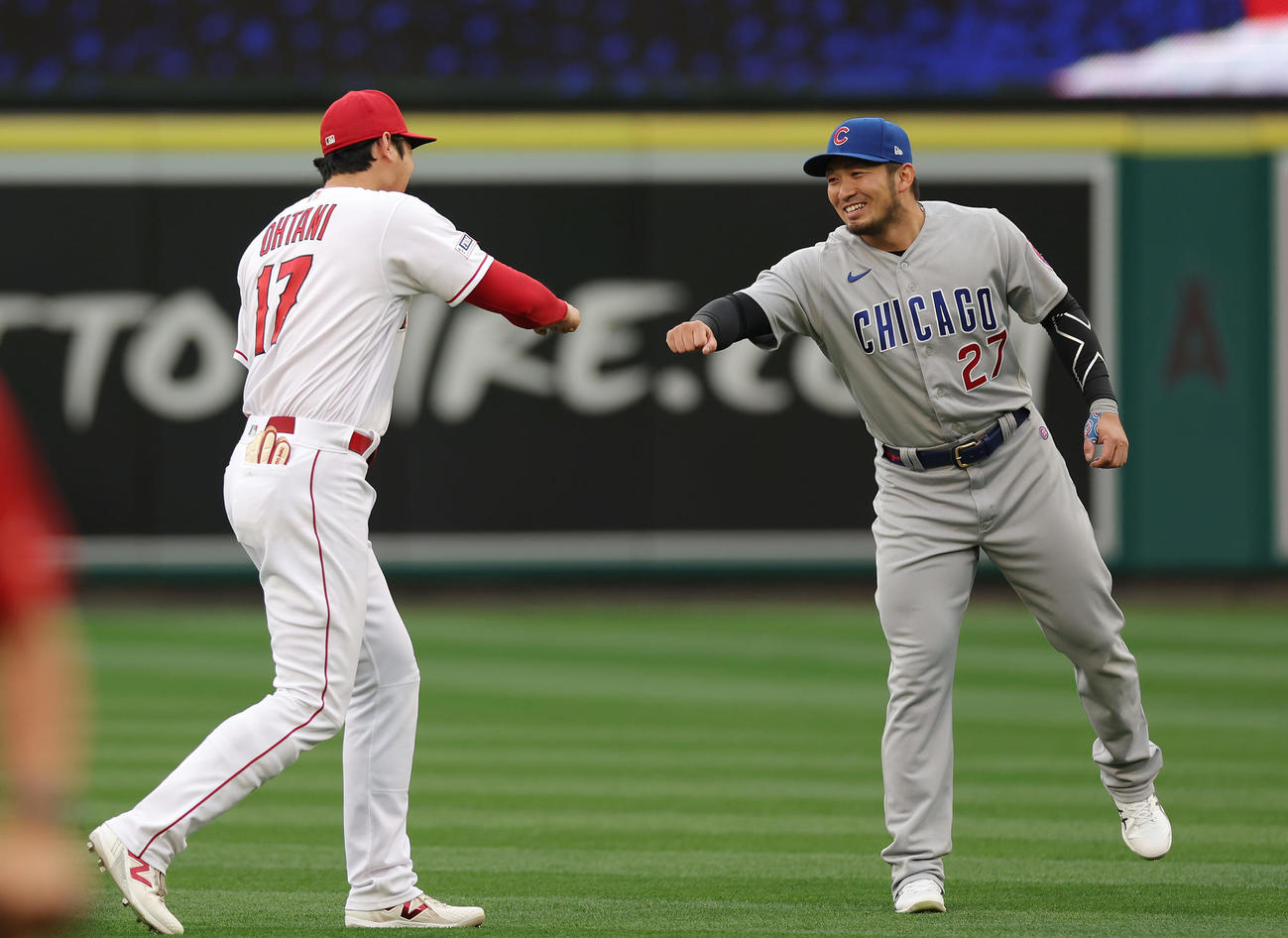 エンゼルス対カブス　試合前、あいさつを交わすエンゼルス大谷（左）とカブス鈴木（撮影・前田充）