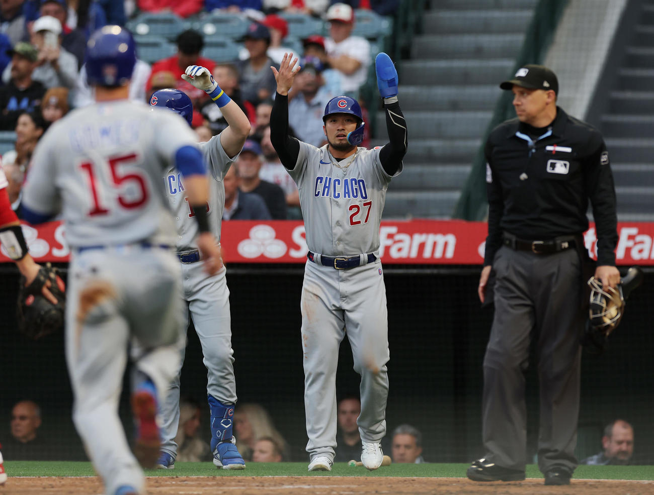 エンゼルス対カブス　2回表カブス1死二、三塁、トークマンの2点適時打で先制の生還を果たし、二走のゴームズ（手前）を本塁へ呼び込む鈴木（中央）（撮影・前田充）