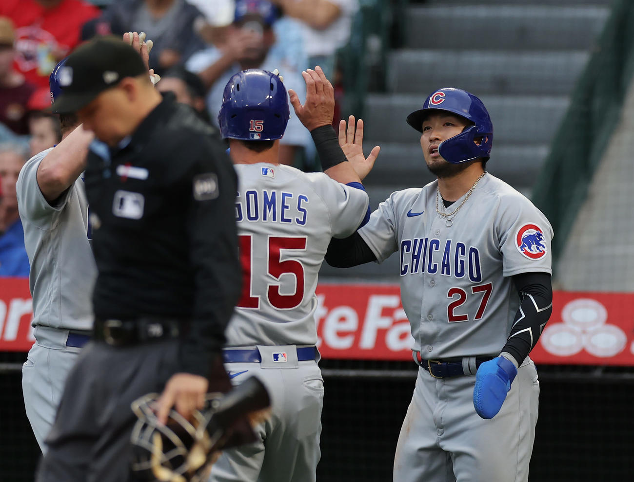 エンゼルス対カブス　2回表カブス1死二、三塁、トークマンの2点適時打で先制の生還を果たし、二走のゴームズ（中央）を迎える鈴木（撮影・前田充）