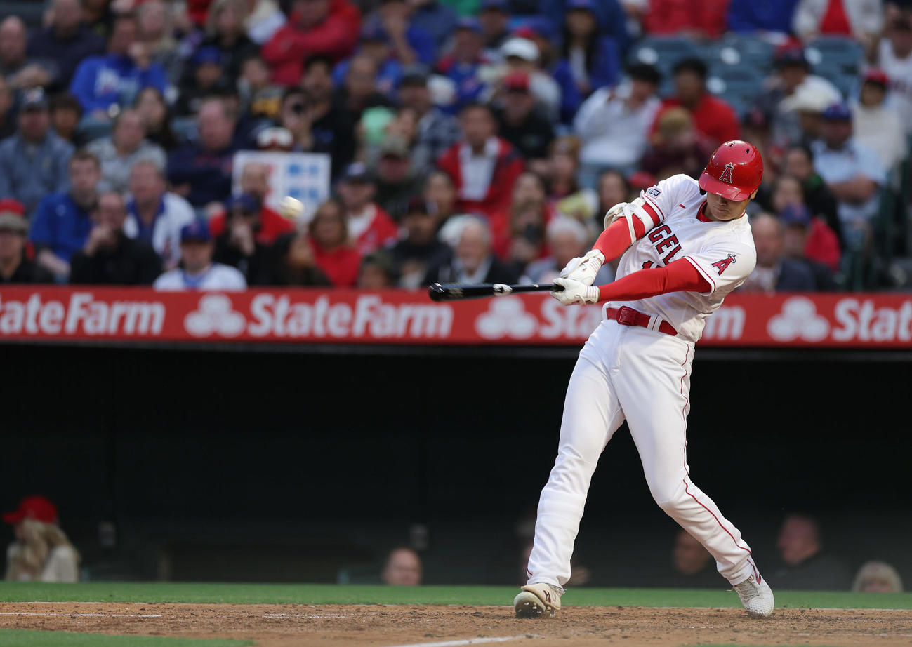 エンゼルス対カブス　4回裏エンゼルス無死、右越えソロ本塁打を放つ大谷（撮影・前田充）