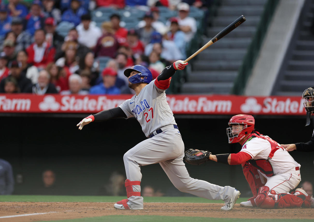 エンゼルス対カブス　3回表カブス無死一塁、遊飛に倒れる鈴木（撮影・前田充）