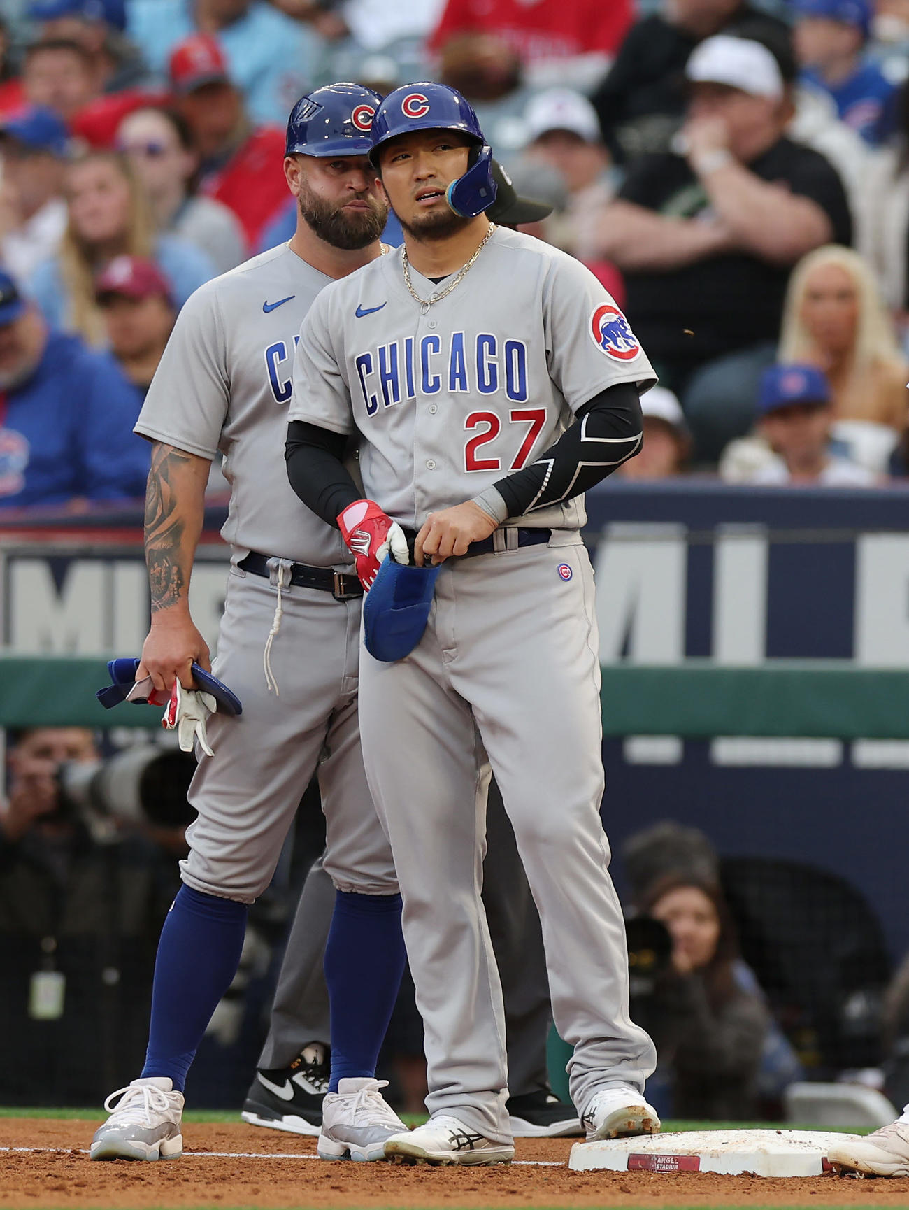 エンゼルス対カブス　2回表カブス無死、三塁への内野安打で出塁する鈴木（右）（撮影・前田充）