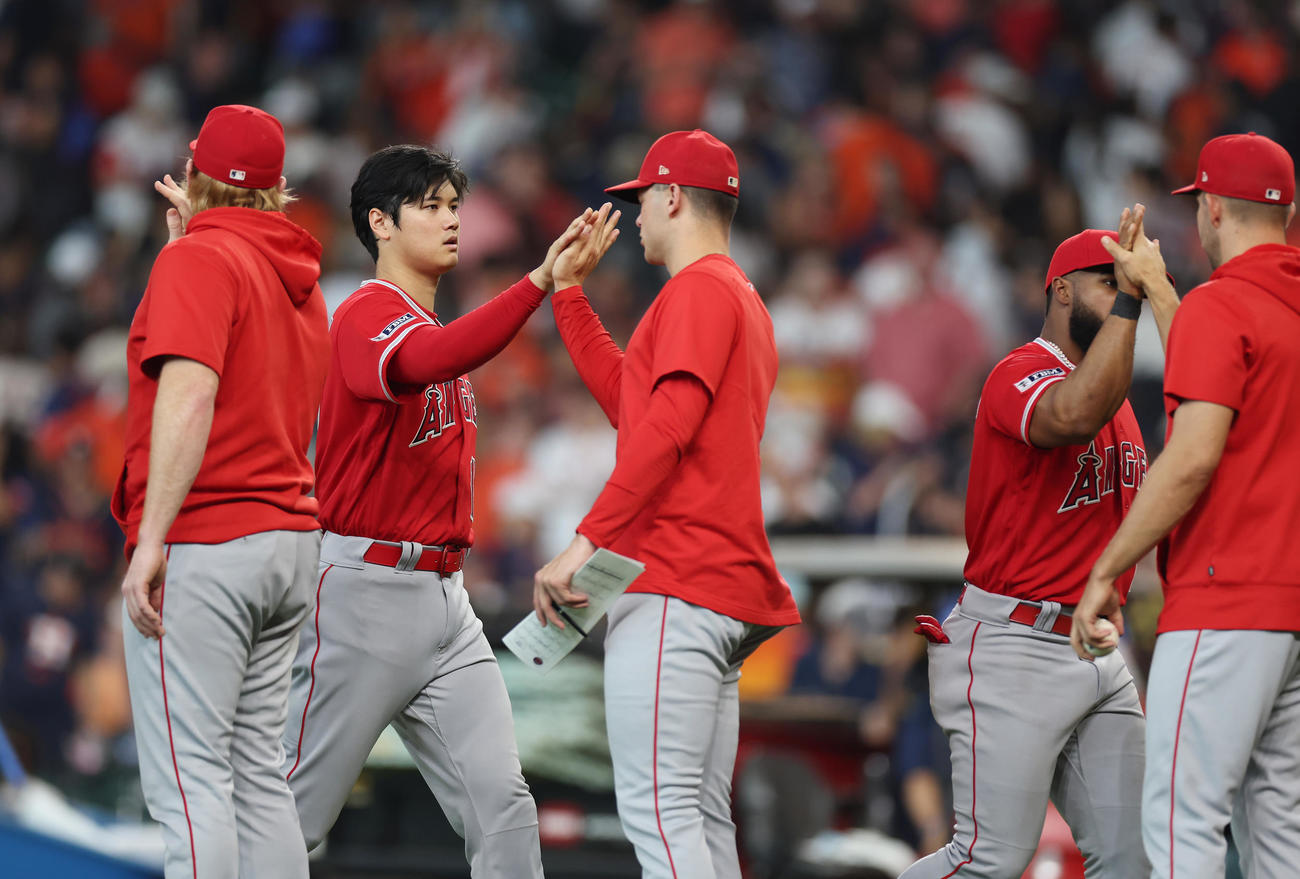アストロズ対エンゼルス　アストロズに勝利し、ナインとタッチを交わすエンゼルス大谷（左から2人目）（撮影・前田充）