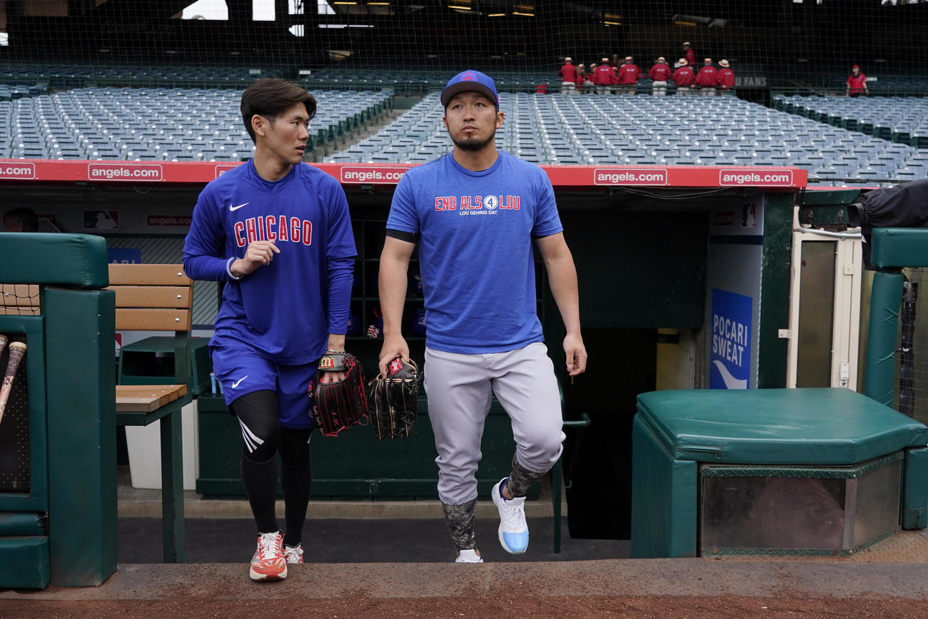 エンゼルス対カブス　スタジアムに入るカブス鈴木誠也（右）（AP）
