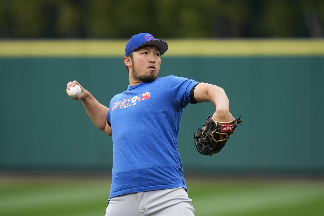 エンゼルス対カブス　試合前にキャッチボールをするカブス鈴木誠也（AP）