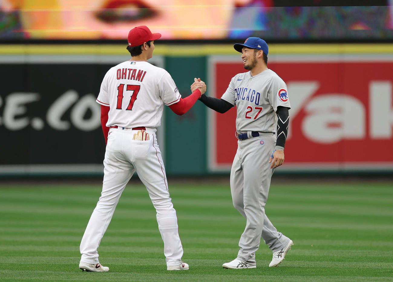 エンゼルス対カブス　試合前、あいさつを交わすエンゼルス大谷（左）とカブス鈴木（撮影・前田充）