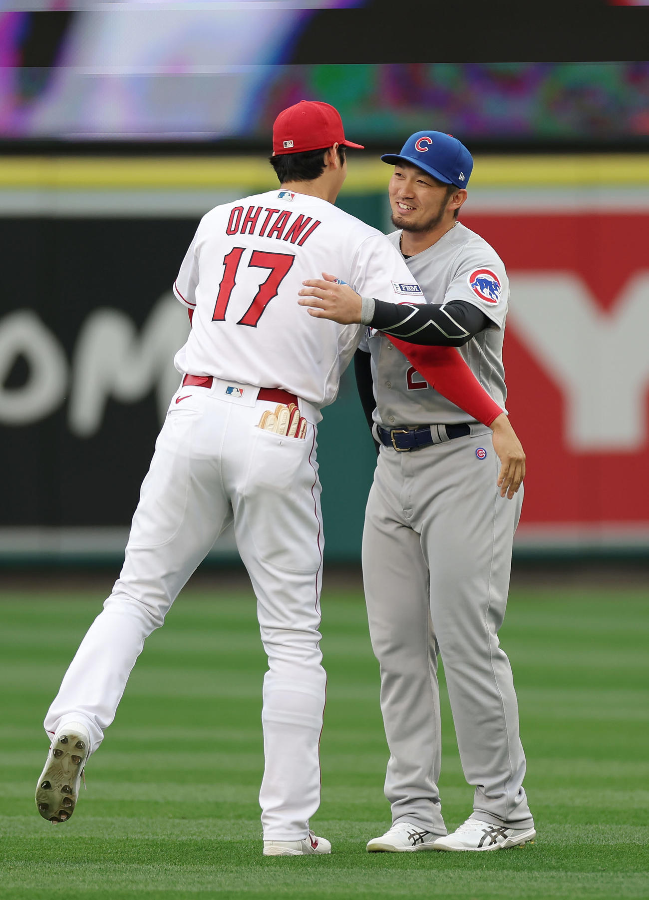 エンゼルス対カブス　試合前、あいさつを交わすエンゼルス大谷（左）とカブス鈴木（撮影・前田充）