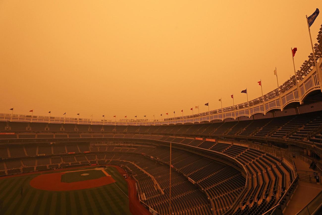 カナダでの山火事の影響で、もやがかかった試合前のヤンキースタジアム＝7日、米ニューヨーク（ゲッティ＝共同）