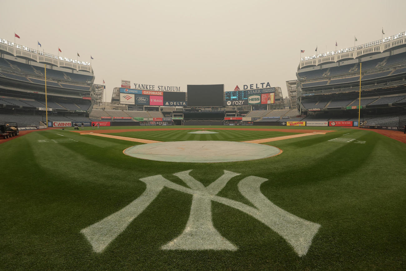 もやに覆われたヤンキースタジアム（USA TODAY Sports＝ロイター）