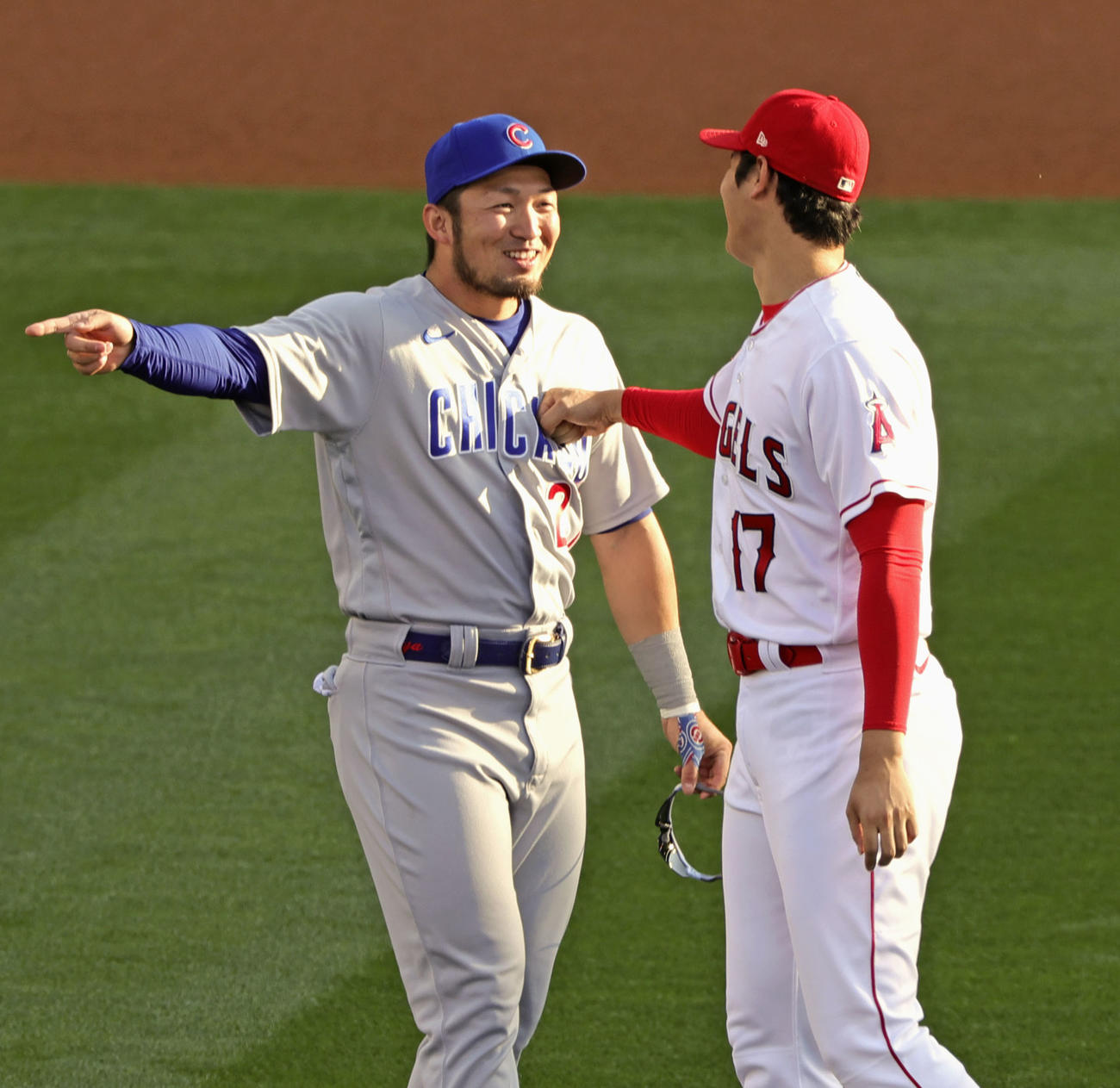 試合前に談笑するカブス・鈴木（左）とエンゼルス・大谷（共同）