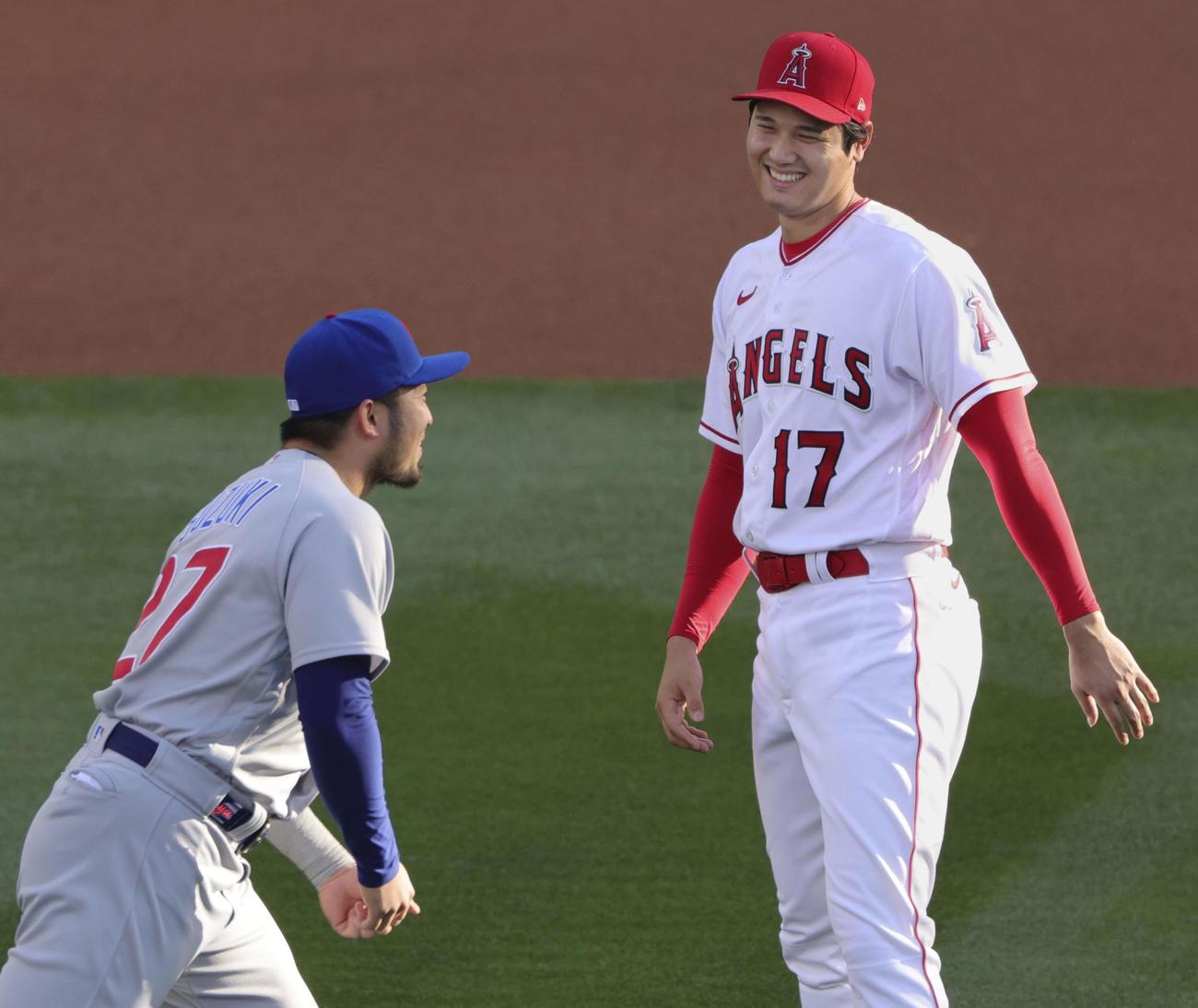 試合前、カブス・鈴木（左）と話をするエンゼルス・大谷（共同）