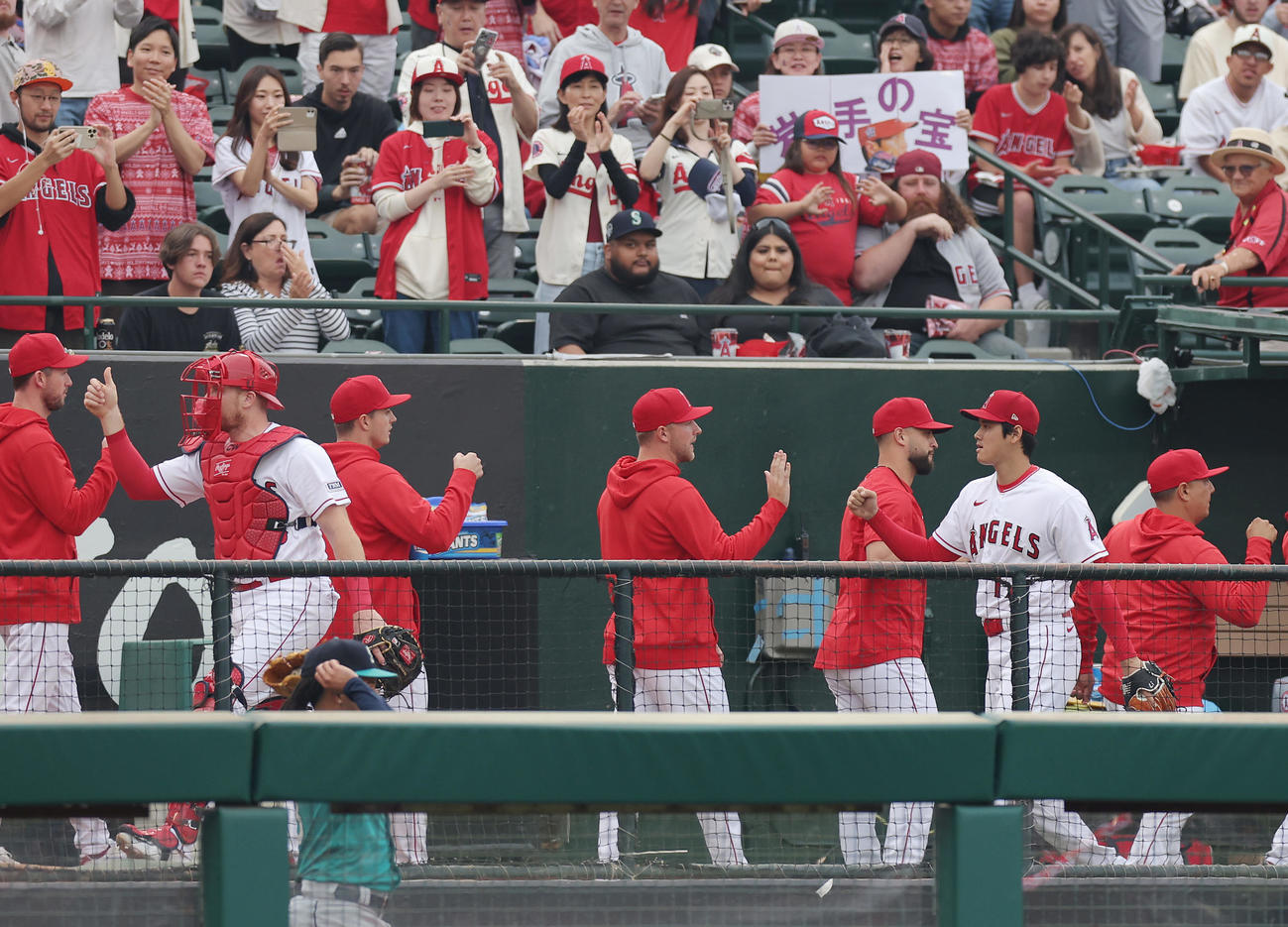 エンゼルス対マリナーズ　試合前の投球練習を終え、ブルペンの投手陣らとタッチを交わしベンチへ戻るエンゼルス大谷（右から2人目）（撮影・前田充）