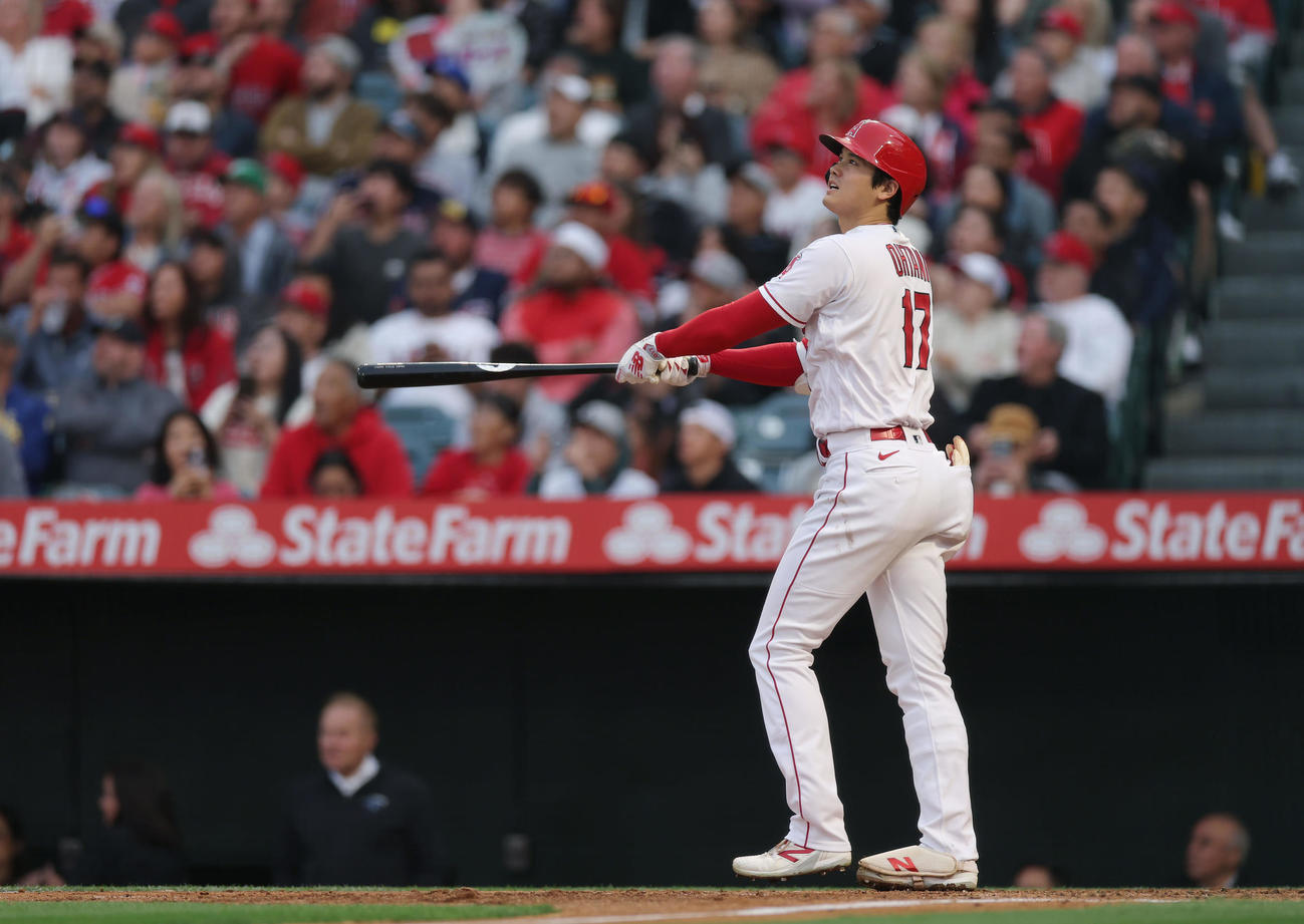 エンゼルス対マリナーズ　3回裏エンゼルス2死一塁、同点となる中越え2点本塁打を放つ大谷（撮影・前田充）