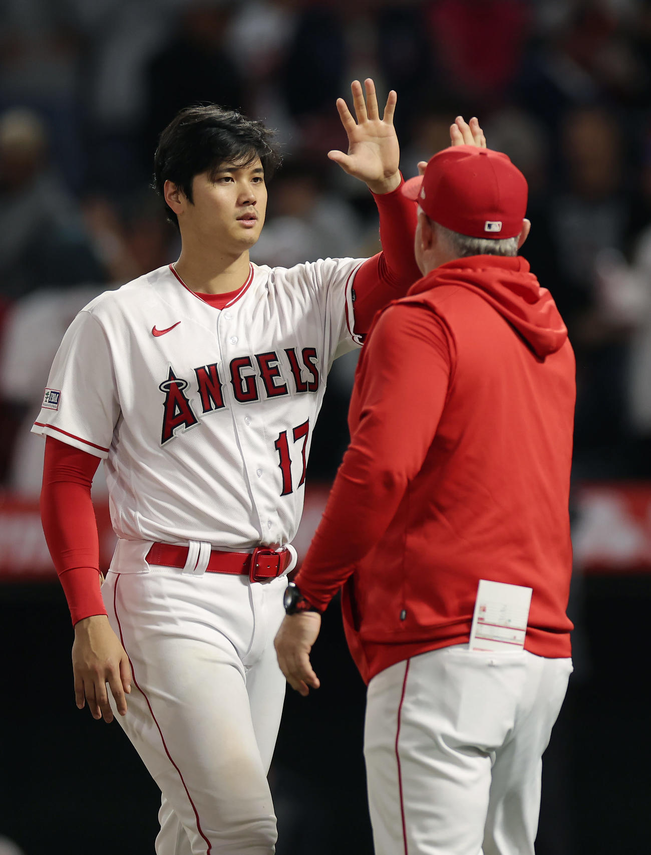 エンゼルス対マリナーズ　マリナーズに勝利し5連勝とし、ネビン監督（右）とタッチを交わすエンゼルス大谷（撮影・前田充）