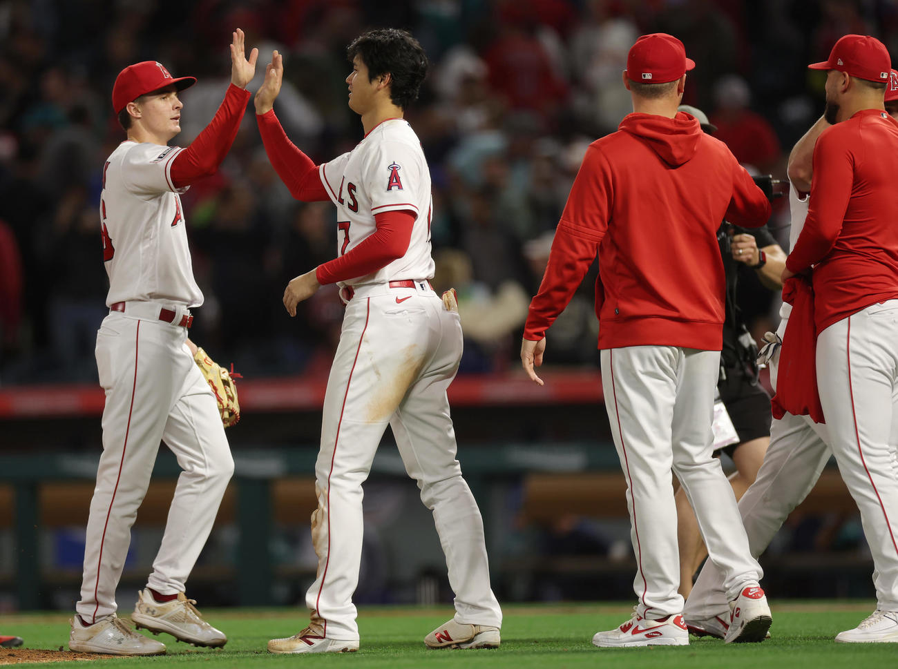 エンゼルス対マリナーズ　マリナーズに勝利し5連勝とし、ナインを出迎えるエンゼルス大谷（左から2人目）（撮影・前田充）