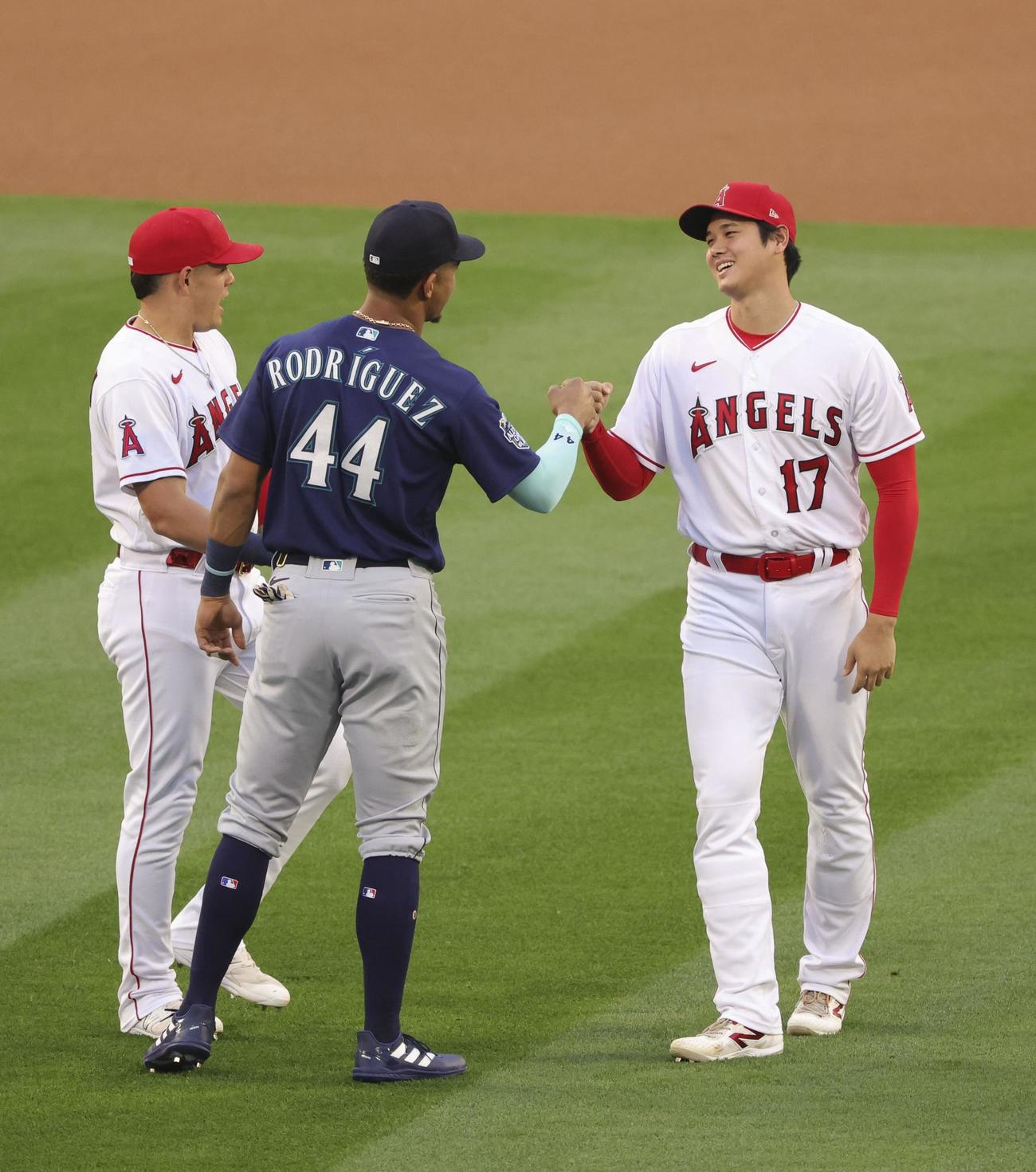 試合前、マリナーズのロドリゲス（44）とあいさつを交わすエンゼルス大谷（共同）