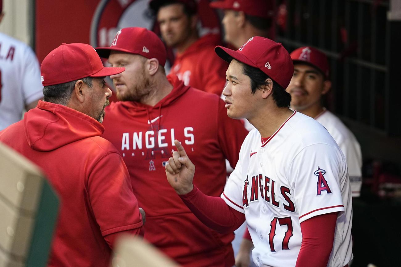 マリナーズ戦に臨むエンゼルス大谷（右）（共同）