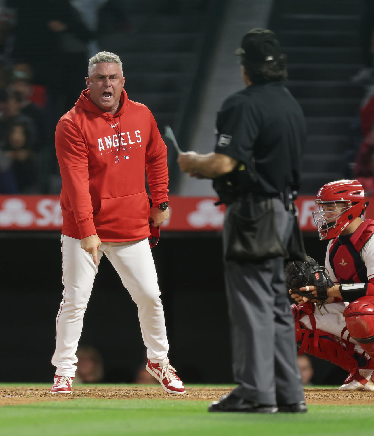 エンゼルス対マリナーズ　5回裏エンゼルス2死二、三塁、大谷が見逃し三振に倒れ、判定に対して猛抗議するネビン監督（左）（撮影・前田充）