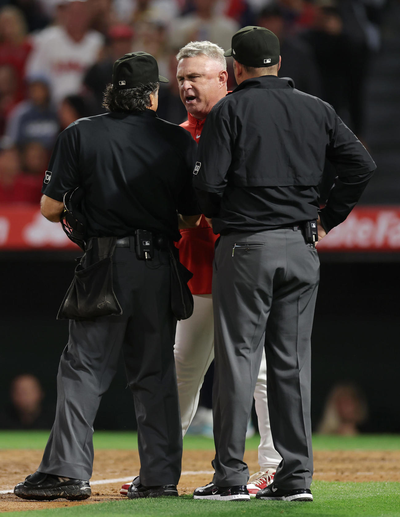 エンゼルス対マリナーズ　5回裏エンゼルス2死二、三塁、大谷が見逃し三振に倒れ、判定に対して猛抗議するネビン監督（左）（撮影・前田充）