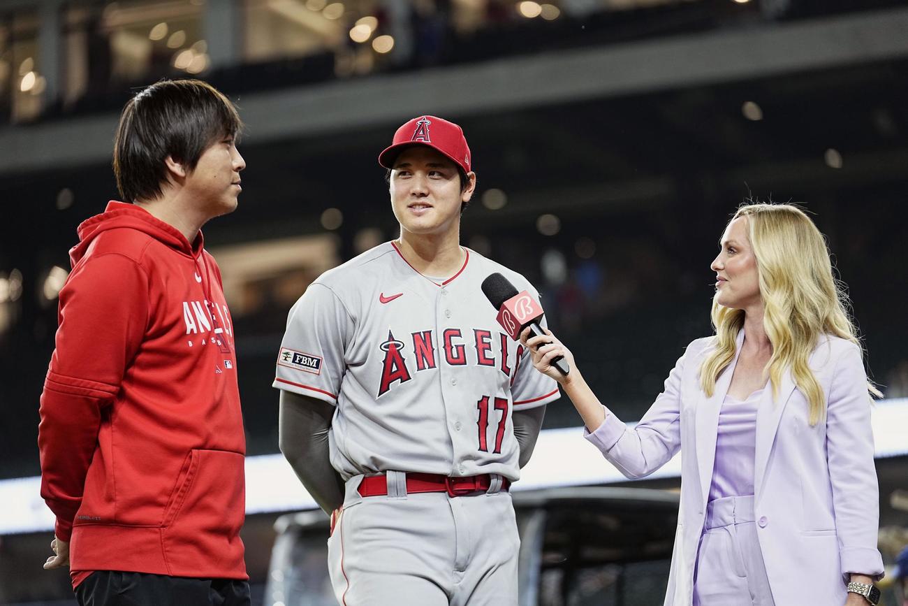 試合後にインタビューに応じるエンゼルス・大谷翔平（共同）