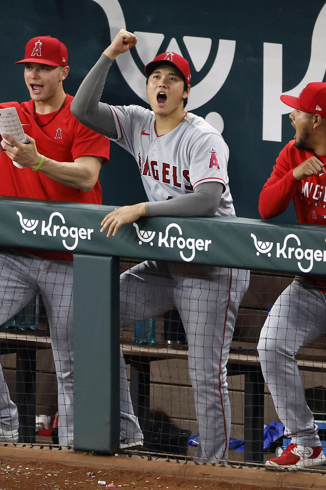 レンジャーズに勝利し、ベンチでガッツポーズするエンゼルス・大谷翔平（共同）