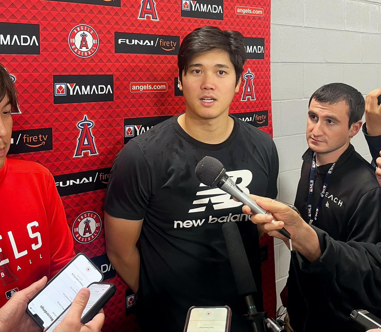 試合後、報道陣の取材に応じるエンゼルス・大谷翔平（共同）