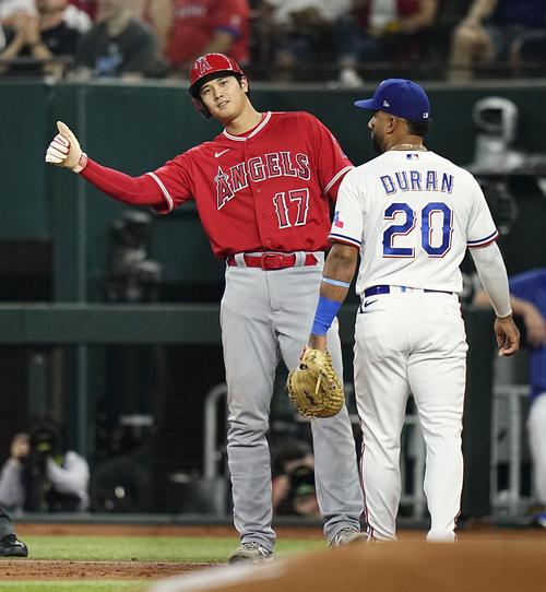 レンジャーズ戦の1回、一塁上で親指を立てるエンゼルス・大谷翔平(共同)