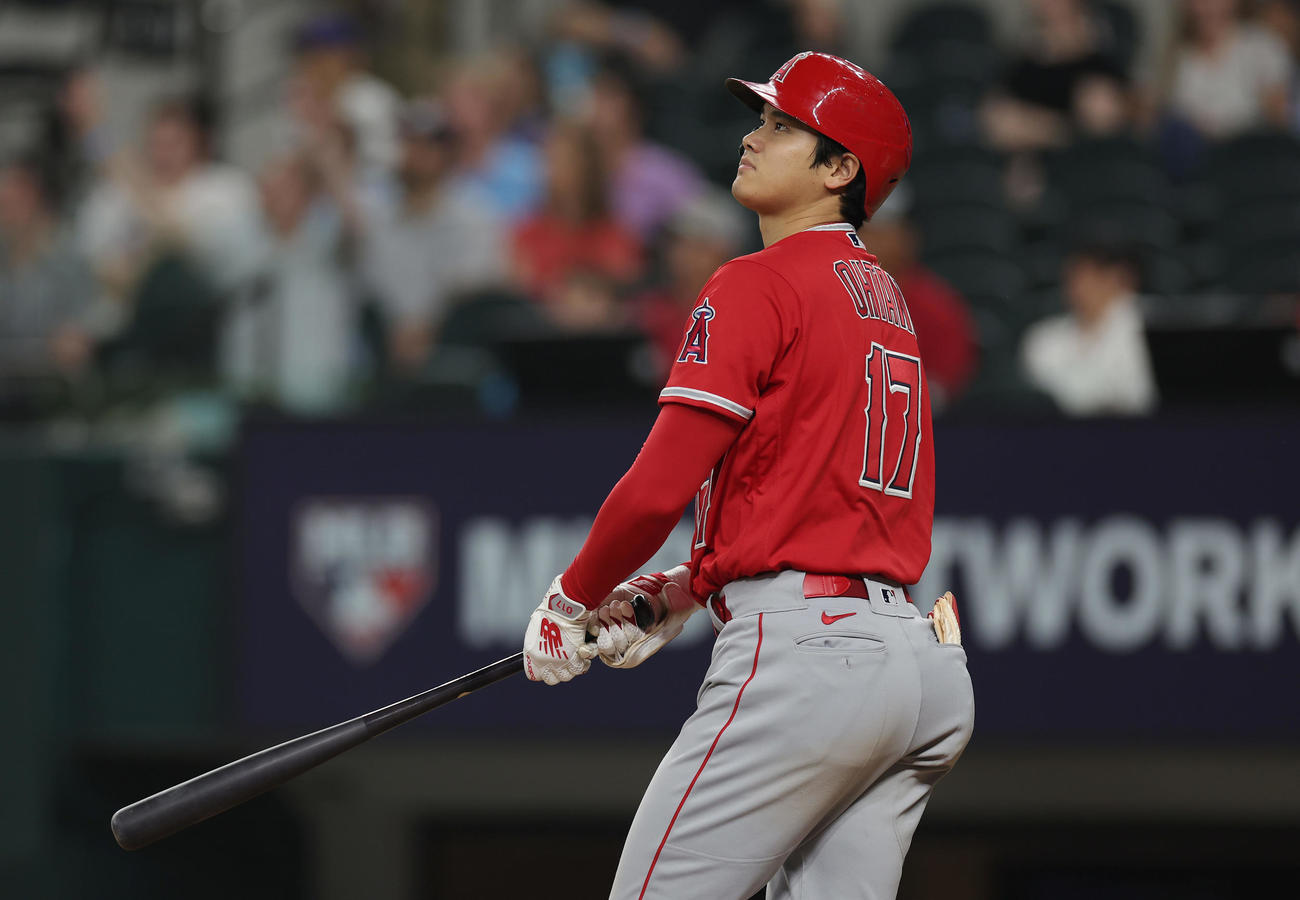 レンジャーズ対エンゼルス　9回表エンゼルス1死二塁、左中間へ2点本塁打を放つ大谷（撮影・前田充）