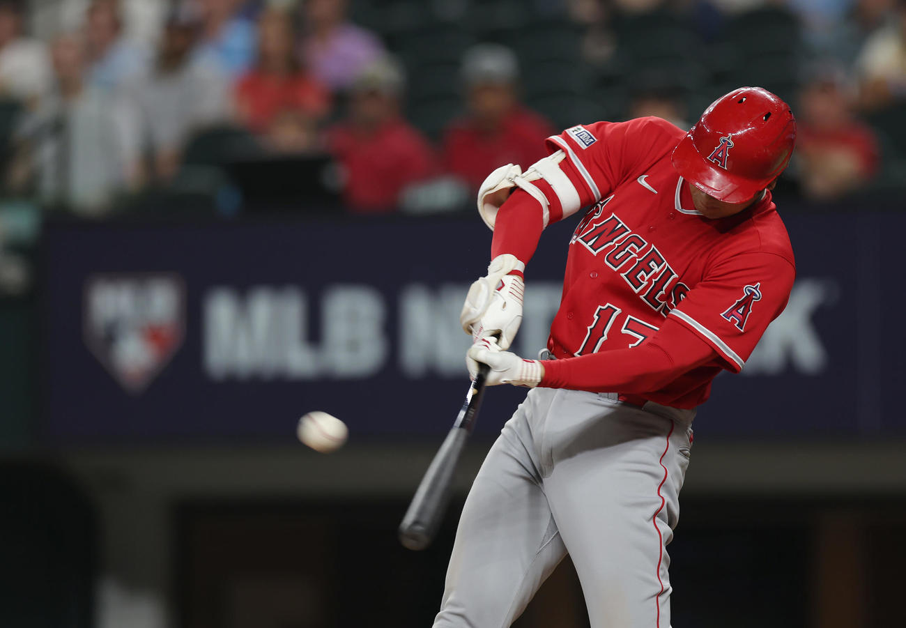 レンジャーズ対エンゼルス　9回表エンゼルス1死二塁、左中間へ2点本塁打を放つ大谷（撮影・前田充）